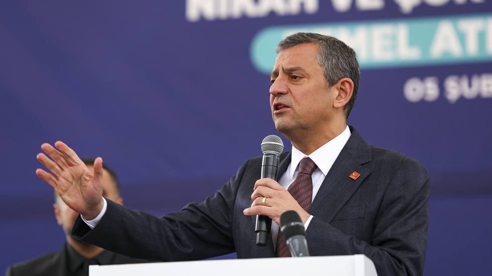 Adıyaman'da konuşan &Ouml;zg&uuml;r &Ouml;zel: 'İnsanları &ouml;l&uuml;me yatırmayalım'