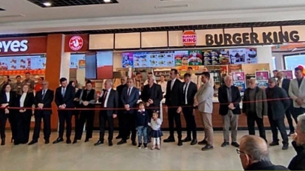 AKP'li isimlerin katılımıyla &lsquo;Boykot&rsquo; ettikleri Burger King dualar eşliğinde a&ccedil;ıldı!