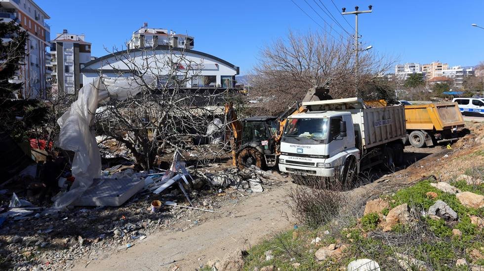 Antalya-Kepez’de çöp ev temizliği