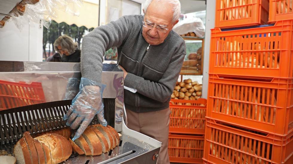 Antalyalılar uygun fiyatlı ‘Halk Ekmek’i sevdi 