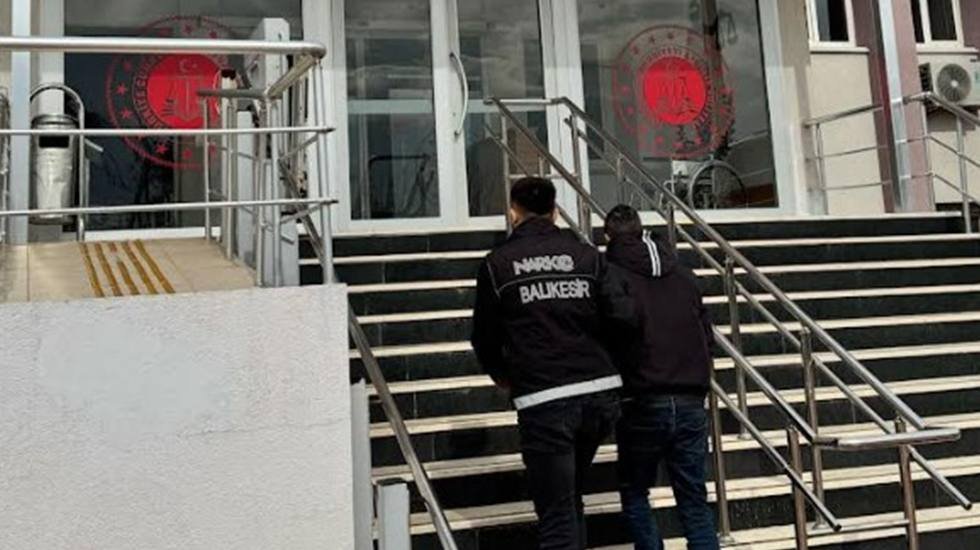 Ayvalık’ta 16 buçuk yıl kesilmiş cezası olan uyuşturucu satıcısı polisten kaçamadı