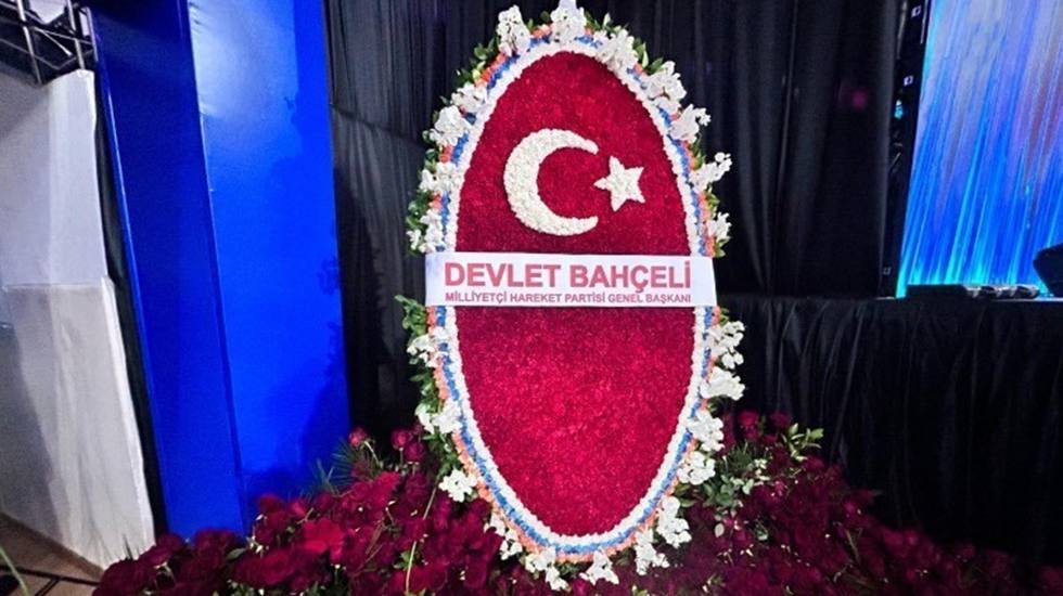 Bah&ccedil;eli'den AKP Kongresi'ne 1071 adet g&uuml;l, 1453 adet karanfil, 23 adet orkidenin olduğu &ouml;zel &ccedil;elenk