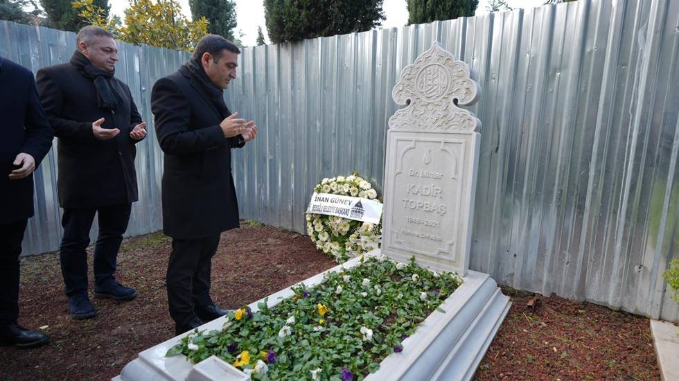 Başkan Güney Merhum Kadir Topbaş'ı mezarı başında andı