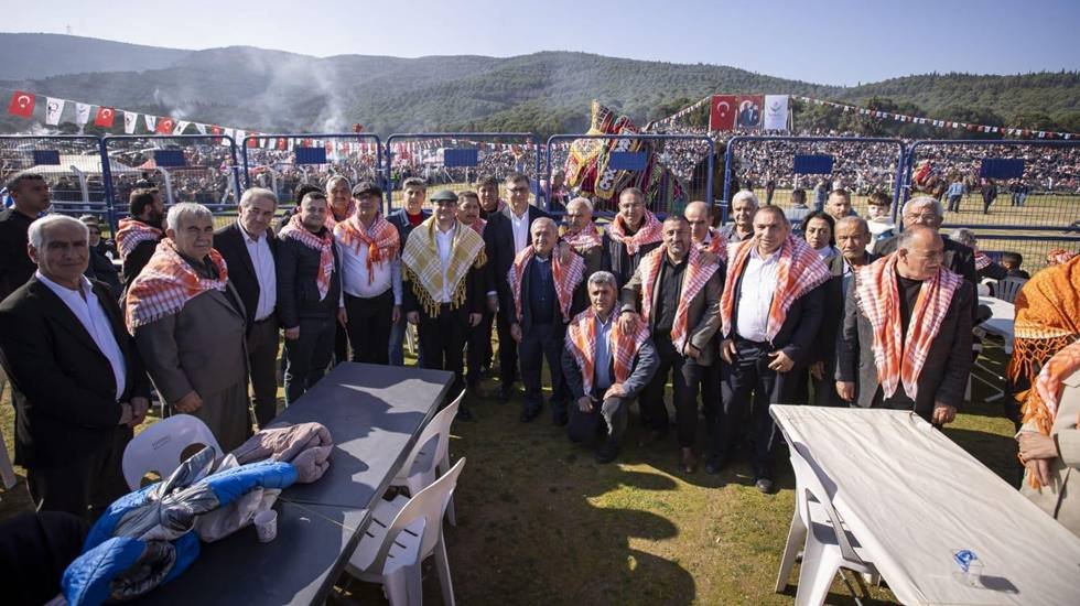 Başkan Tugay: "Yaşasın Türkiye, yaşasın İzmir. Hepimiz Mustafa Kemal'in askerleriyiz"