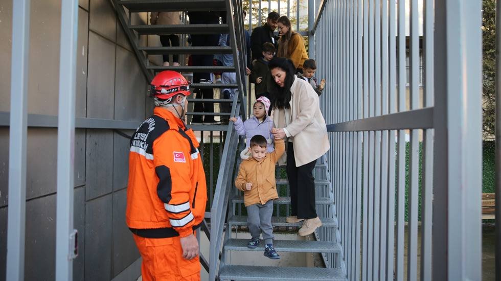 Bayrampaşa’da minikler için deprem ve yangın tatbikatı