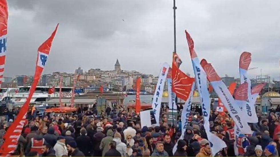 CHP&rsquo;liler &lsquo;Filistin&rsquo; protestosu i&ccedil;in Emin&ouml;n&uuml;&rsquo;nde toplanmaya başladı...