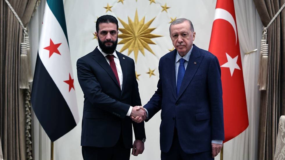 Colani'yi protesto eden Alevi &ouml;rg&uuml;tleri: 'Taktığı kravat elindeki kanı kapatmaz'