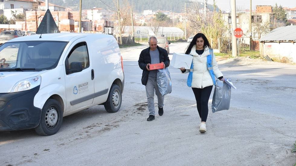 Dar gelirli ailelerin çocuklarına mont ve bot desteği