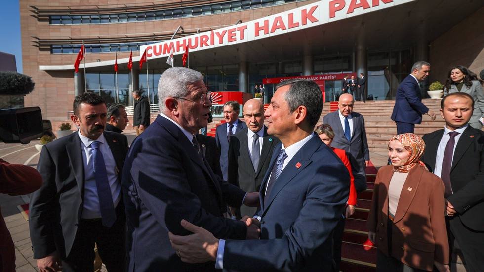 Dervişoğlu ile &Ouml;zg&uuml;r &Ouml;zel bir araya geldi