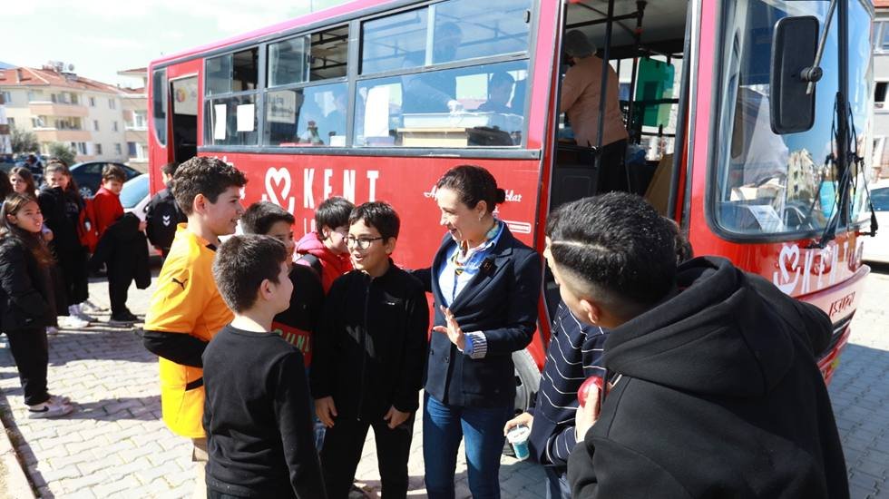 Efes Selçuk’ta Kent Lokantası Öğrenci Otobüsünden çocuklara uygun fiyata beslenme