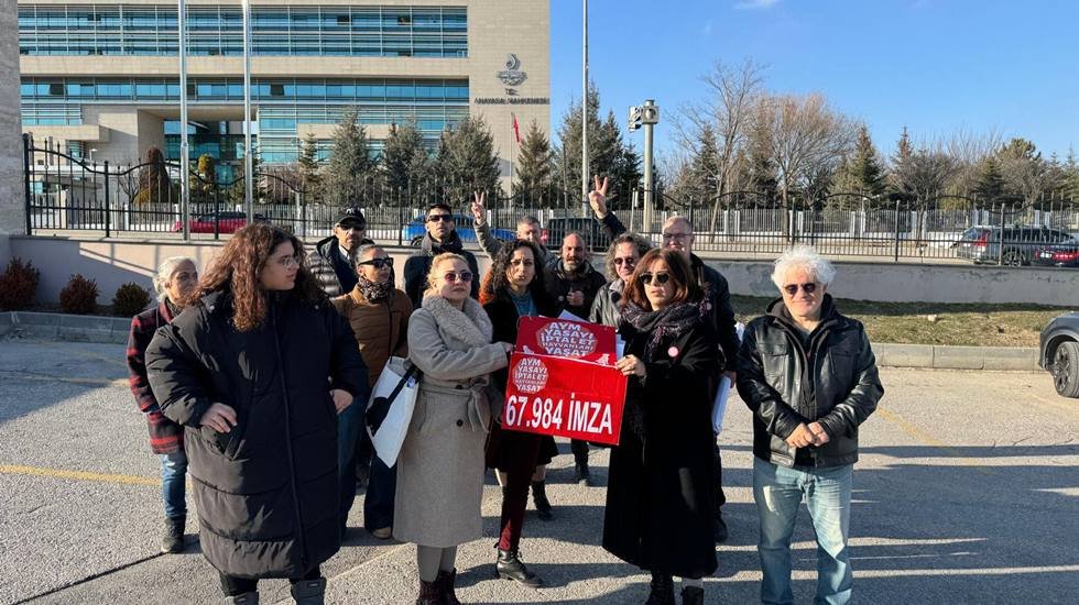 Hayvan hakları savunucuları, &lsquo;Yasayı İptal Et&rsquo; diyen imzaları AYM&rsquo;ye teslim etti