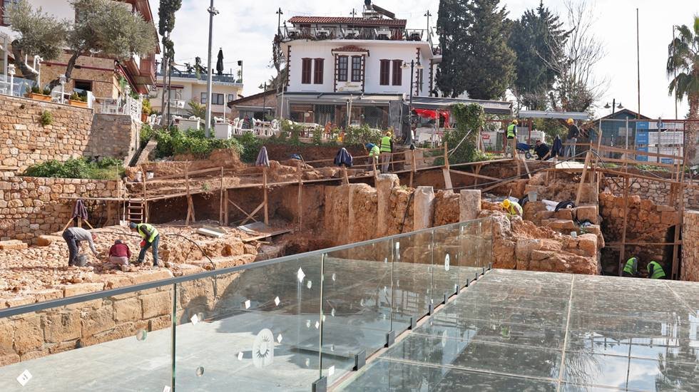 Hıdırlık Kulesi Çevresi arkeolojik kazı çalışmasında yeni buluntulara rastlandı...