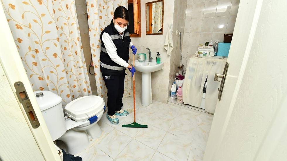 İzmir'de ihtiyaç sahibi vatandaşlara küçük onarım hizmeti, banyo, kuaför, temizlik ve psikolojik destek...