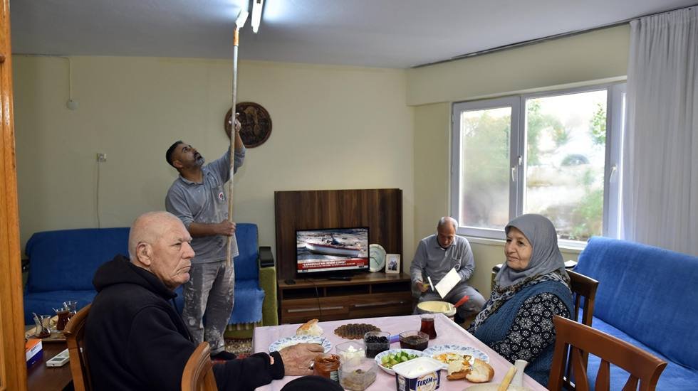 Kepez Belediyesi, evleri yanan yaşlı çiftin evini yeniledi...