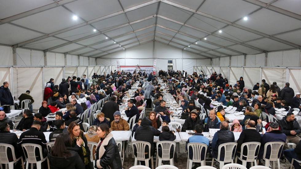 Küçükçekmece belediyesi,  Ramazan ayı boyunca 50 bine yakın vatandaşa iftar yemeği verecek.