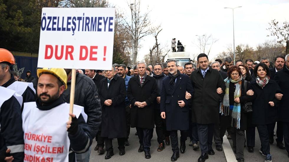 Mansur Yavaş maden iş&ccedil;ileri ile birlikte y&uuml;r&uuml;d&uuml;...