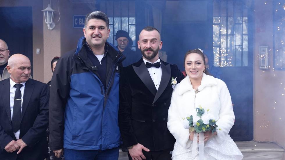 Mutluluk kar kış dinlemedi! Ataşehir ekibi düğünlerine yetişmeye çalışan çift için seferber oldu…