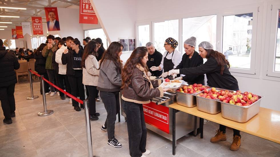 Öğrenci Lokantası’nda 3 çeşit yemek yanında meyveyle birlikte sadece 30 TL