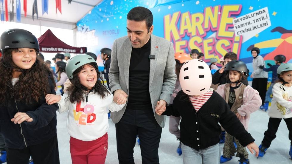 Öğrenciler yarıyıl tatilinin tadını buz pistinde kayarak çıkarttı 