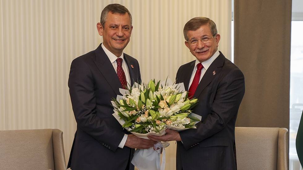 &Ouml;zg&uuml;r &Ouml;zel, Ahmet Davutoğlu&rsquo;nu ziyaret etti