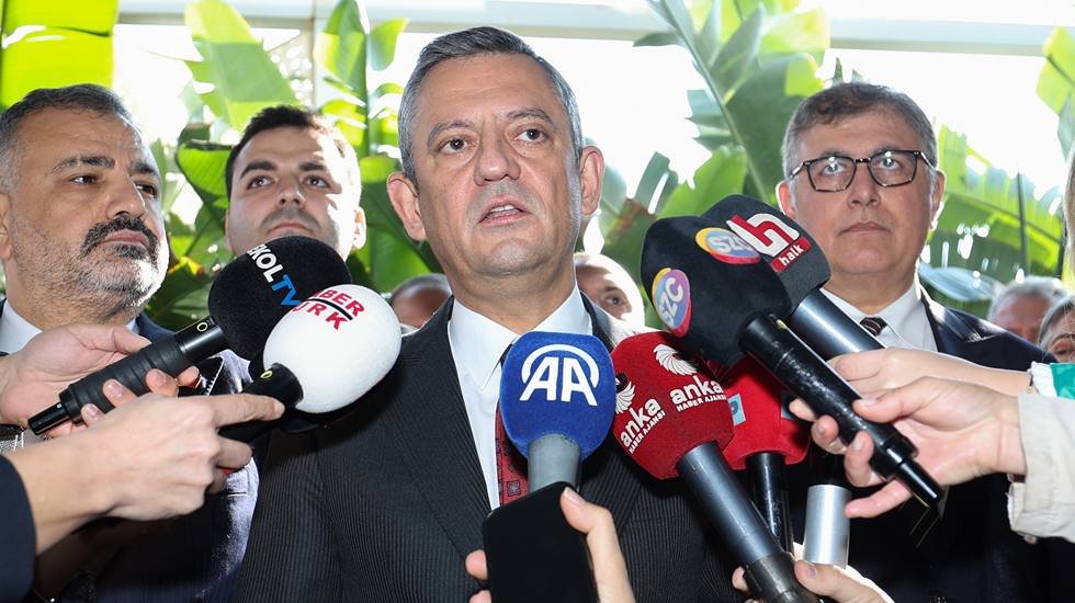 &Ouml;zg&uuml;r &Ouml;zel'den ATV muhabirine: 'Sen de kurtulamazsın tek başına...'