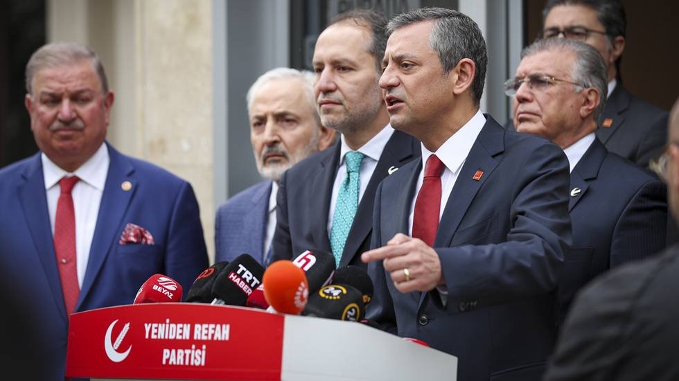 &Ouml;zg&uuml;r &Ouml;zel Yeniden Refah Partisi'ni ziyaret etti