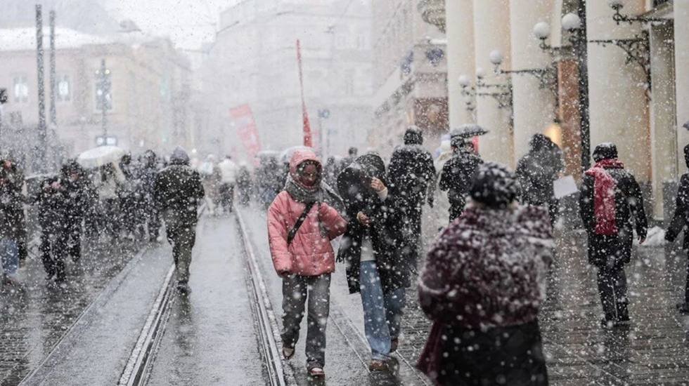 Pazartesi g&uuml;n&uuml; okullar tatil olacak mı? İstanbul Valisi Davut G&uuml;l a&ccedil;ıkladı&hellip;