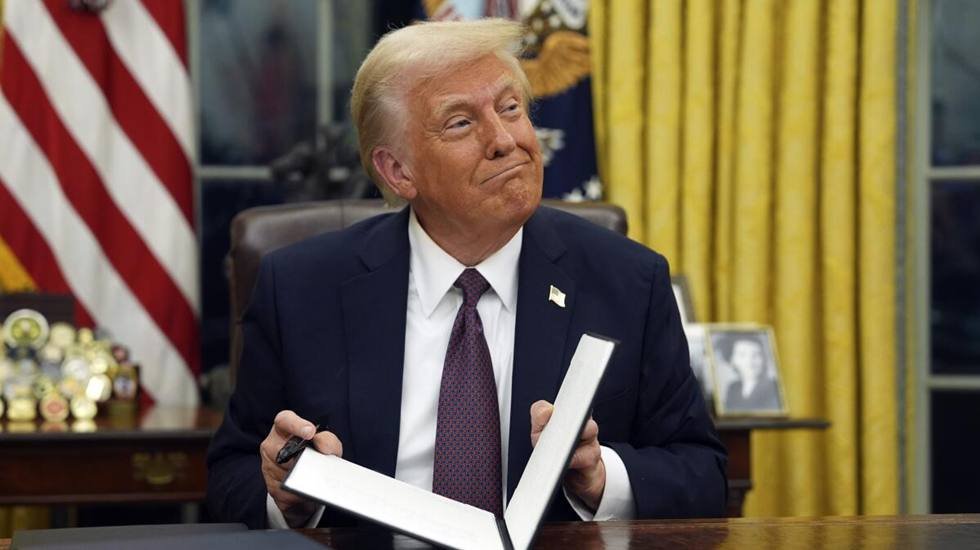 Trump'ın icraatları başladı: Üç ülkeye gümrük vergisi geldi