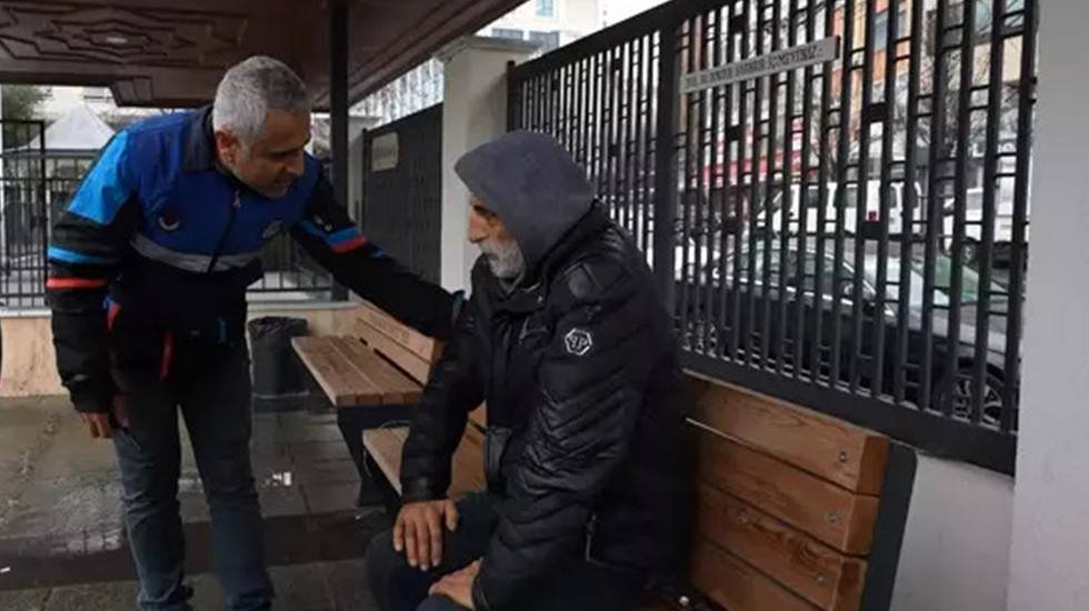 Üsküdar Belediyesi, sokakta kalan vatandaşları otellerde konuk ediyor...