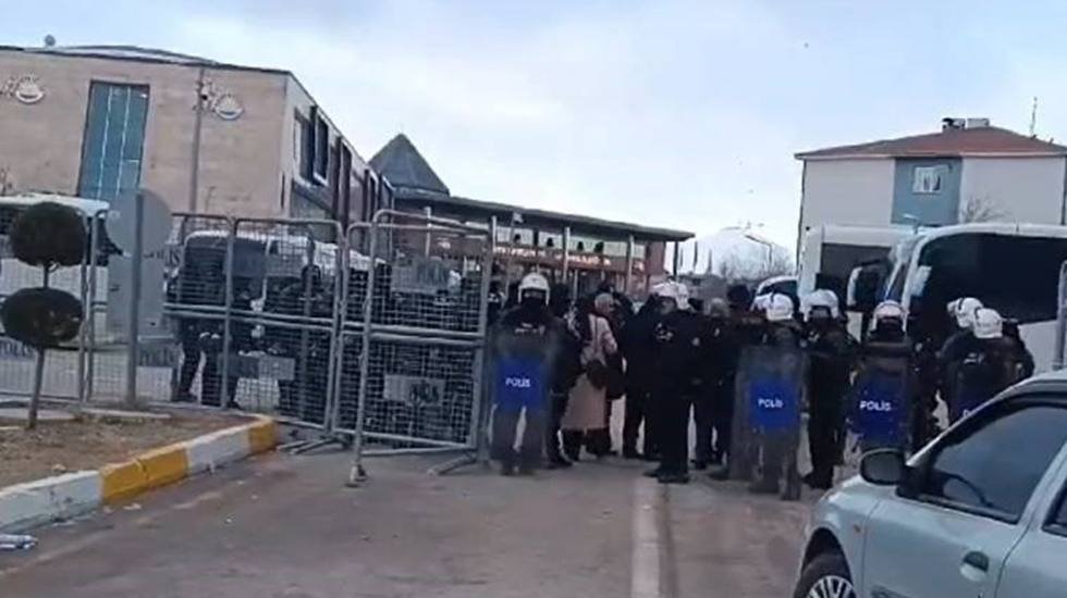 Van'da kayyum kararına karşı &ccedil;ıkan yurttaşlara m&uuml;dahale: 127 kişi g&ouml;zaltına alındı