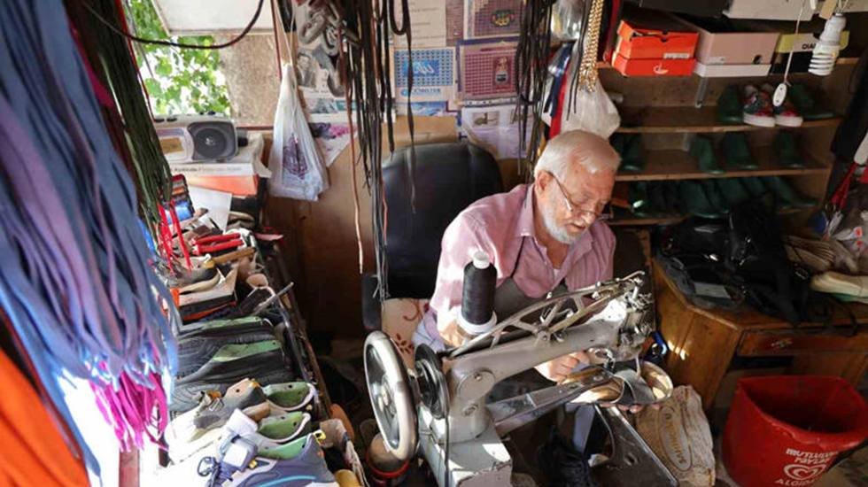 Vatandaş &ccedil;aresizlikten ayakkabısını tamir ettiriyor...