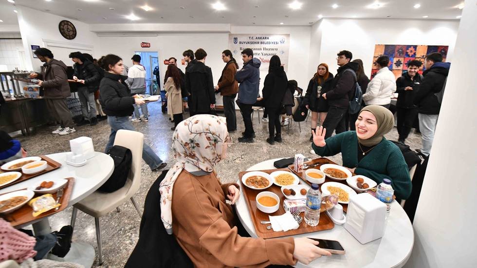 ABB’nin 'Gençlik Sofraları' öğrencileri iftarda tıklım tıklım