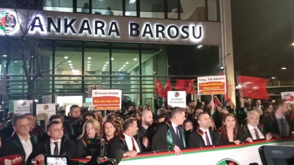Ankara Barosu gözaltılara karşı yürüdü...