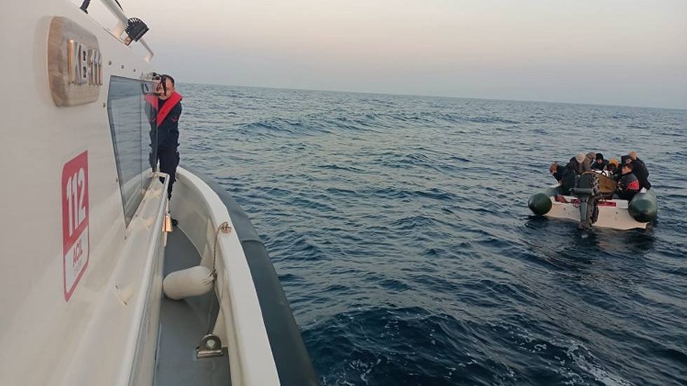 Ayvalık’ta 18 göçmen yakaladı