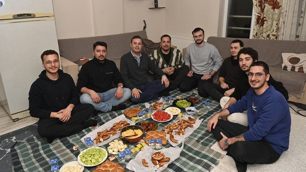 Balıkesir BŞB Başkanı Ahmet Akın, öğrenci evinde sahur yaptı