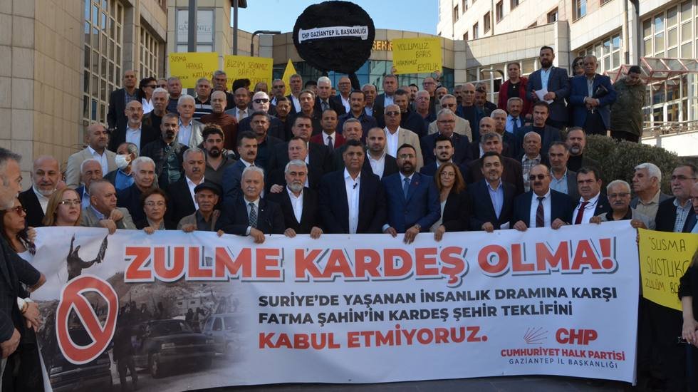CHP’liler, basın açıklaması yaparak belediye önüne siyah çelenk bıraktı.