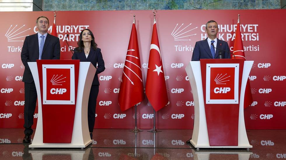 DEM Parti'den CHP'ye ziyaret... Her iki partinin liderleri de, "süreç" konusunda parlamentoyu işaret etti.