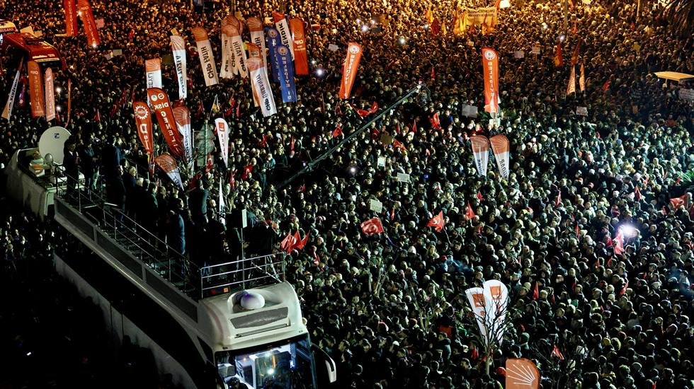 Gazeteciler ve siyasilere şafak baskını! Çok sayıda kişi gözaltına alındı.