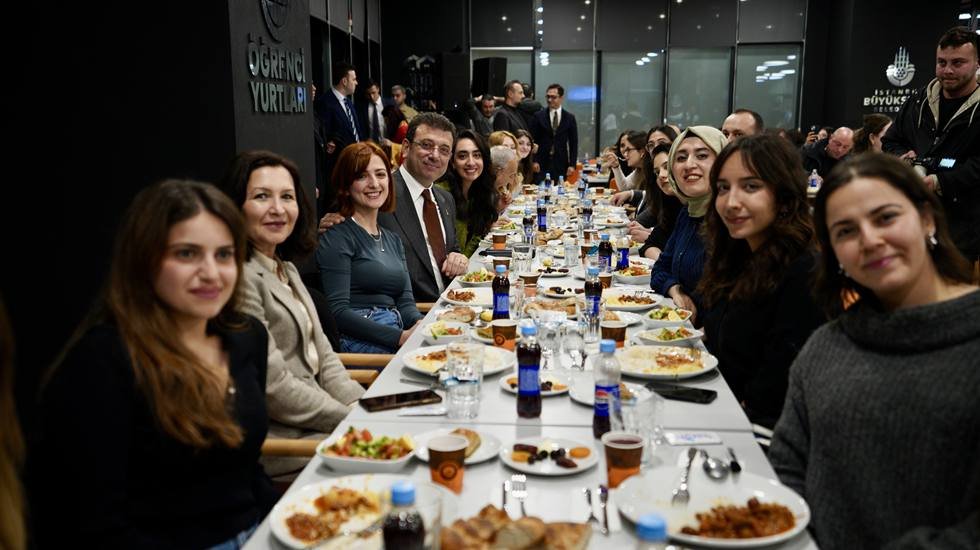 İmamoğlu, Ramazan ayının üçüncü iftarını, Öğrenci Yurdu’nda kalan kız öğrencilerle yaptı...