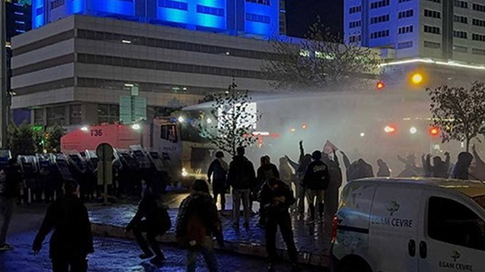 İzmir'de AKP İl Binası’na yürümek isteyen öğrencilere tomalı müdahale...