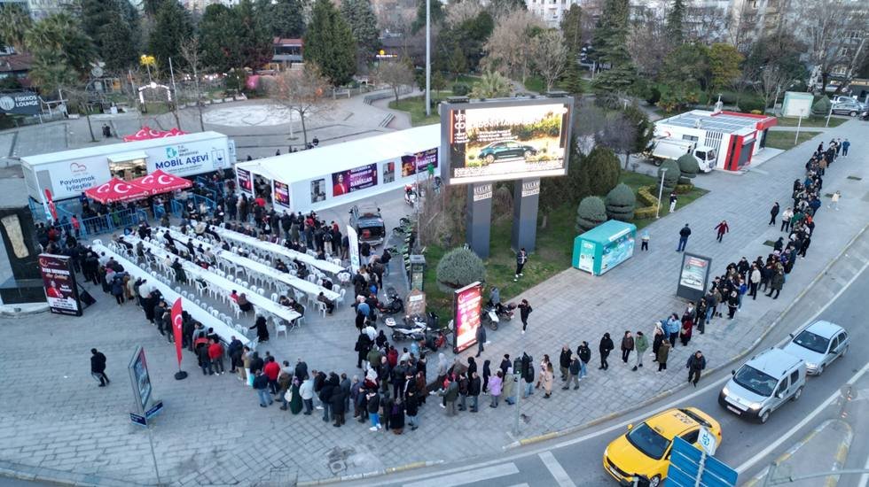 İzmit Belediyesinin Mobil Aşevi önünde yüzlerce vatandaş kuyruğa girdi…