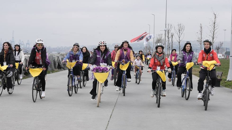 Kadınlar sarı bezli bisikletleri ile toplumsal eşitlik için pedal çevirdi
