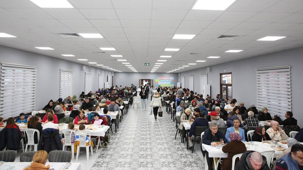Küçükçekmece’de İftar sofralarına ve etkinliklere 7’den 70’e büyük ilgi