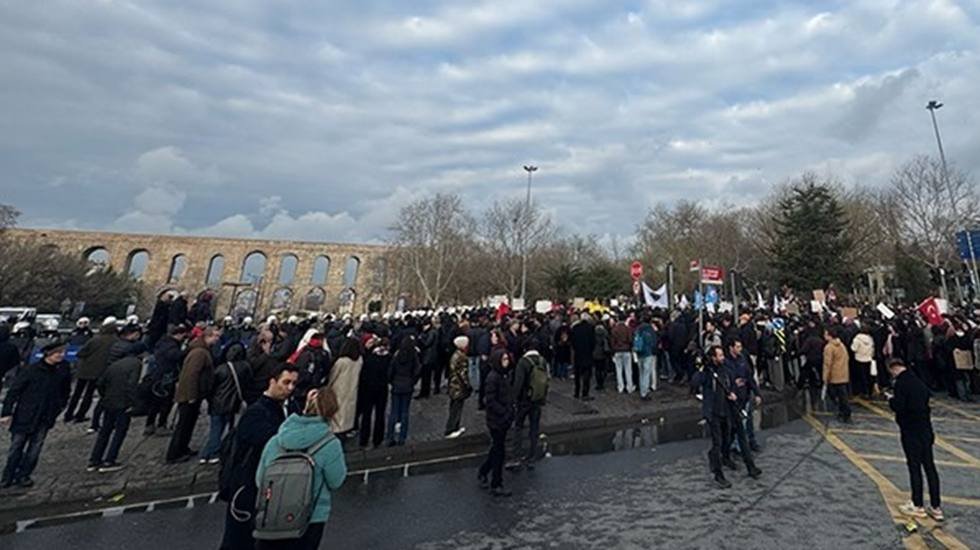 Öğrencilerden 'Her yer Taksim her yer direniş' sloganları
