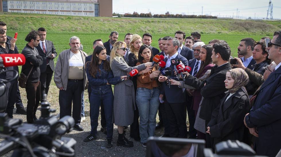 Özel'den tutuklu gençler için konuştu: "Ters kelepçeyi, kötü muameleyi, aç-susuz bırakmayı unutmam"