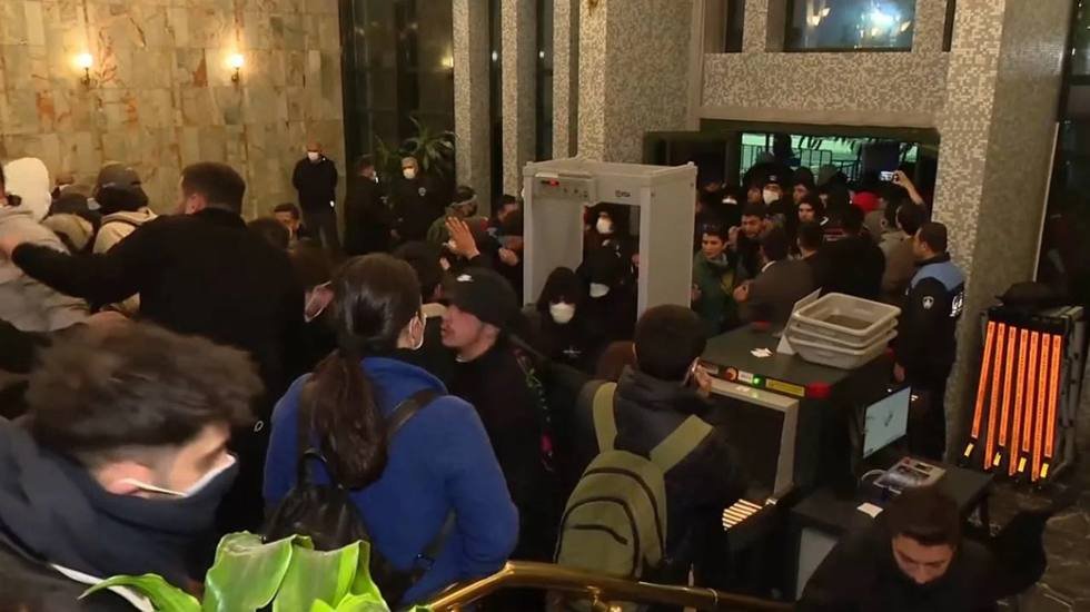 Özgür Özel'in konuşması bitti, müdahale başladı: Katılımcı yurttaşlar İBB Binasına sığındı
