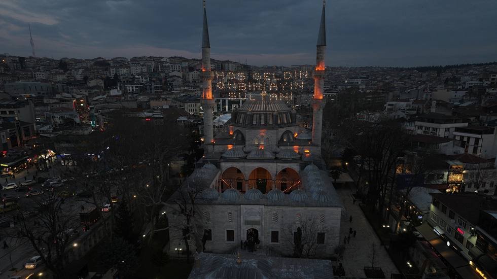 Üsküdar çifte ezan geleneğini devam ediyor...