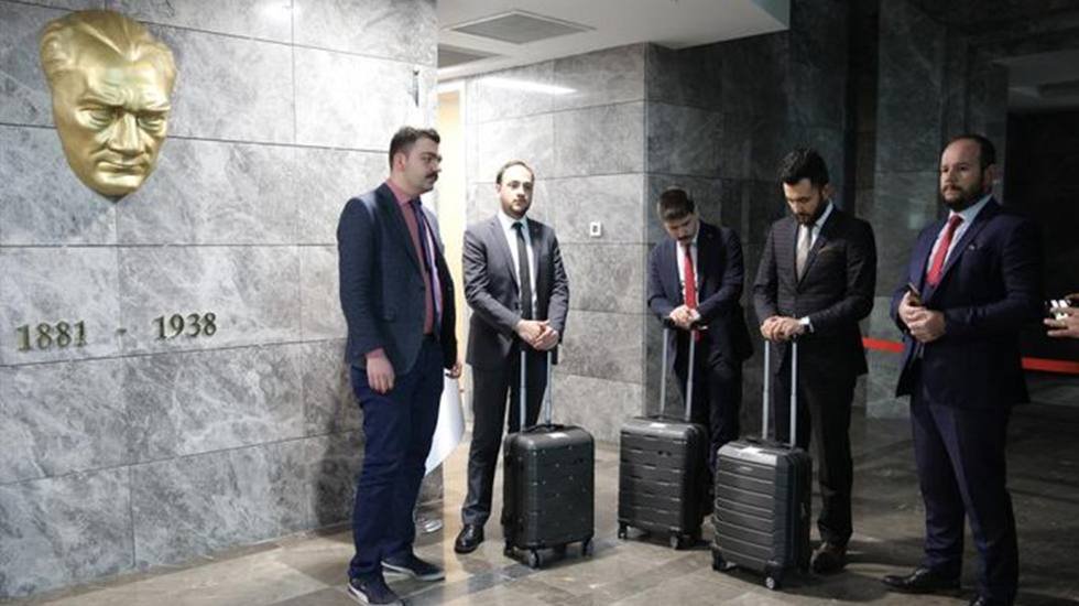 Ali Mahir Başarır'dan 'bavul' paylaşımı
