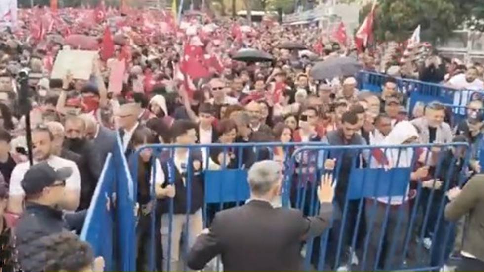 Ankara Valiliğinin yasağını dinlemeyen yurttaşlar barikatları aşıp, Anıtkabir'e yürüdü!