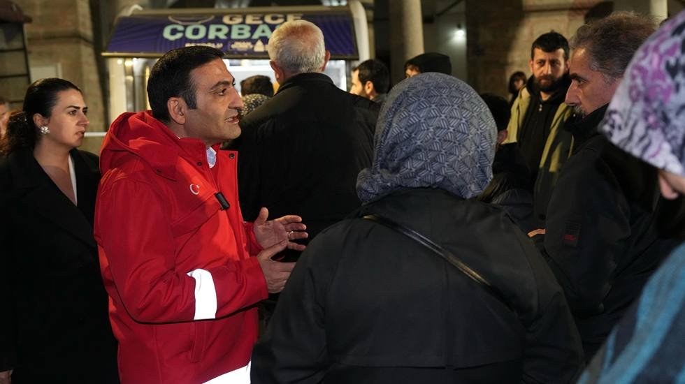 Beyoğlu belediyesi deprem sonrası vatandaşların yiyecek, içecek gibi temel ihtiyaçlarını karşıladı